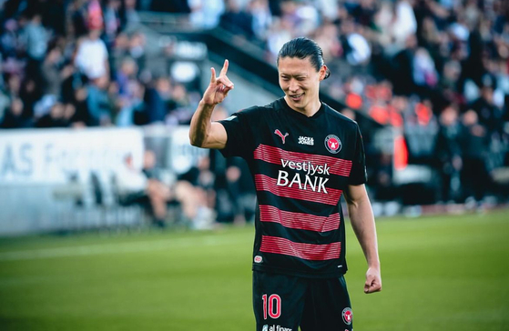 Cho Gue-sung flashes his wolf sign during the match between FC Midtjylland and AGF in Herning, Denmark on Sunday in a photo shared on Instagram. [SCREEN CAPTURE]