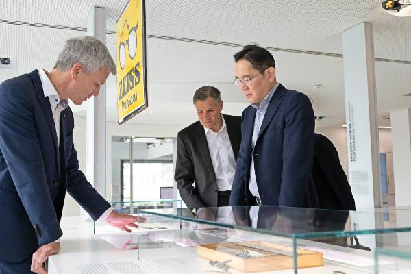 지난달 26일(현지시간) 독일 오버코헨 자이스 본사를 방문한 이재용 삼성전자 회장이 자이스 경영진과 대화를 하고 있다. 삼성전자 제공