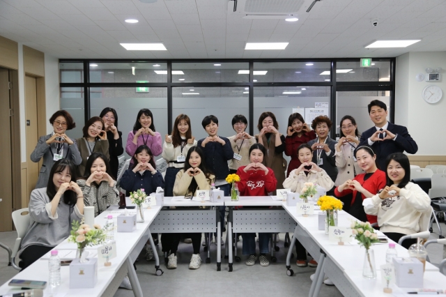 경기도 김포 성문교회 태교교실 수강생들이 손으로 하트를 만든 뒤 기념촬영을 하고 있는 모습.