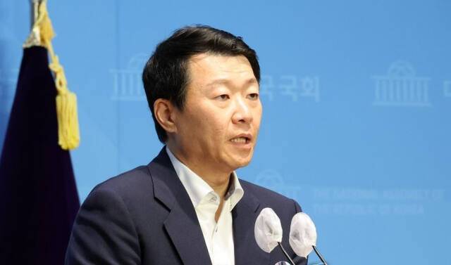 서울 여의도 국회 소통관에서 브리핑을 하고 있는 국민의힘 윤희석 선임대변인. 연합뉴스