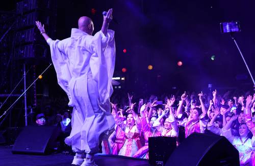 12일 서울 조계사앞사거리에 설치된 무대에서 열린 ‘EDM(일렉트로닉 댄스 뮤직) 난장’에서 ‘뉴진스님’으로 활동하는 개그맨 윤성호가 디제이로 나서 신나는 무대를 선보이고 있다. [사진 제공=연합뉴스]