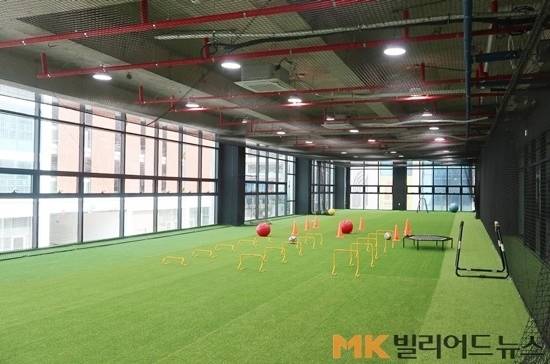 원스톤스포츠센터 2층의 타종목 훈련장. 이곳에선 1000여 명의 유청소년 회원들을 대상으로 축구, 야구 등 다양한 체육활동 프로그램이 진행될 예정이다.
