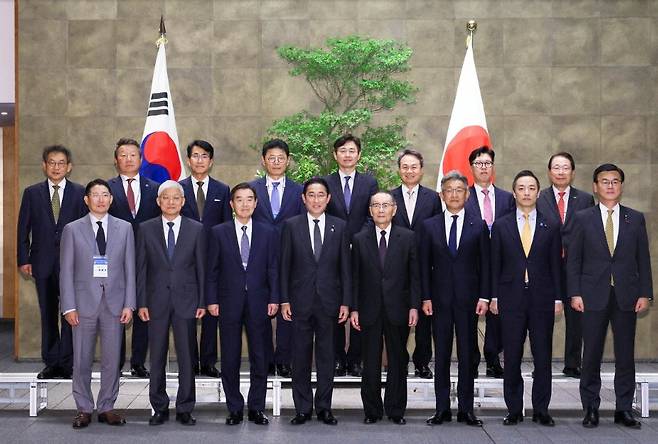 13일 일본 도쿄 총리 관저에서 김윤 한일경제협회 회장(앞줄 왼쪽 셋째)과 조현준 효성 회장(앞줄 왼쪽 첫째), 진옥동 신한금융지주 회장(뒷줄 왼쪽 여섯째), 최윤 OK금융그룹 회장(뒷줄 왼쪽 둘째), 김원경 삼성전자 사장(뒷줄 왼쪽 다섯째), 김동욱 현대자동차 부사장(뒷줄 왼쪽 셋째), 서석숭 한일경제협회 상근부회장(뒷줄 왼쪽 첫째) 등 재계 방문단이 기시다 후미오 일본 총리(앞줄 왼쪽 넷째)를 예방해 기념촬영을 하고 있다.  한일경제인회의