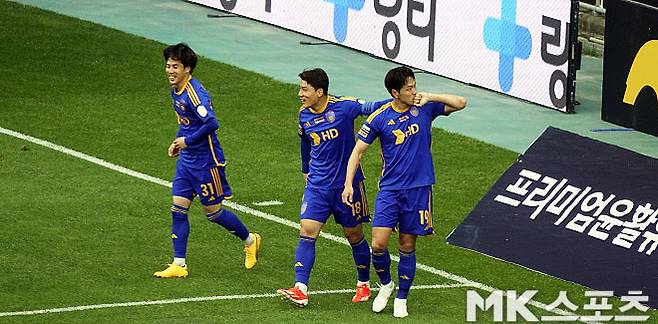 김천전에서 올 시즌 첫 골을 기록한 김영권(사진 맨 오른쪽). 사진=이근승 기자