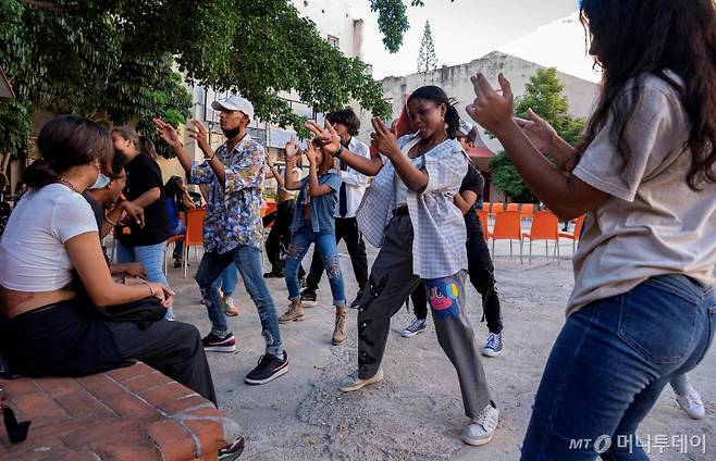 한국과 쿠바 정부가 주한쿠바대사관 개설을 위한 협의를 본격화했다. 사진은 지난해 11월 쿠바 하바나의 한 광장에서 청년들이 K-pop 노래에 맞춰 춤을 추고 있다. / AFP=뉴스1