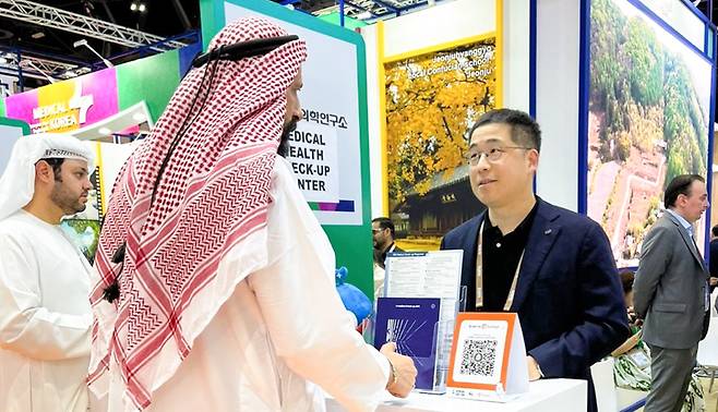 [사진 : 지난 6일(현지시간) 아랍에미리트 두바이에서 열린 중동 최대 국제 관광박람회 ’2024 Arabian Travel Market‘에서 KMI한국의학연구소 이광배 기획조정실장이 1대1 비즈니스 미팅을 진행하고 있다]