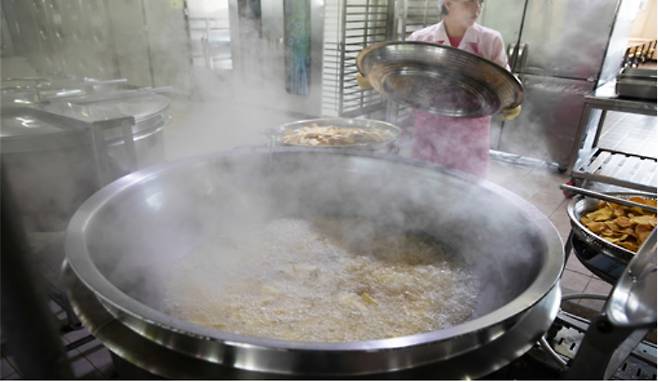 한 학교 급식실에서 튀김 요리가 조리되며 연기가 발생하는 모습. [헤럴드경제DB]