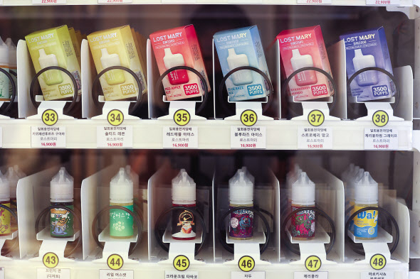 서울 마포구의 한 무인 전자담배 판매점에 설치된 자동판매기에 합성니코틴 액상형 전자담배가 진열돼 있다. [연합]