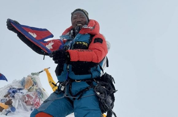 네팔 산악인 카미 리타(54)가 12일 오전 에베레스트에 29번째 등정하는데 성공했다. [페이스북]