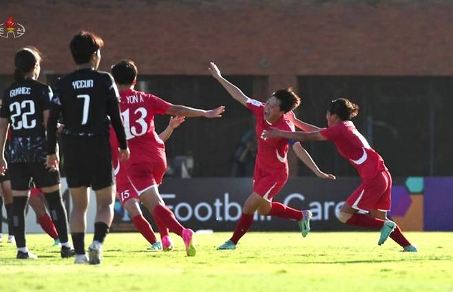 북한 조선중앙TV는 13일 2024년 AFC U-17 여자 아시안컵에서 북한 여자축구팀이 한국을 7:0으로 이긴 경기 소식을 전하며 한국팀의 유니폼 왼쪽팔에 부착된 태극마크를 모자이크 처리한 사진을 내보냈다.[연합]