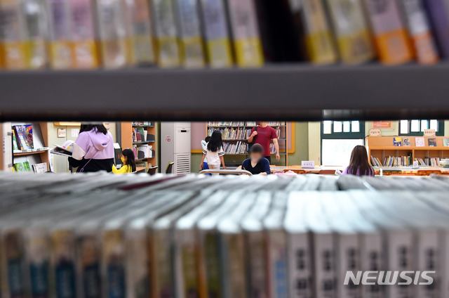[부산=뉴시스] 부산진구 시민도서관 열람실
