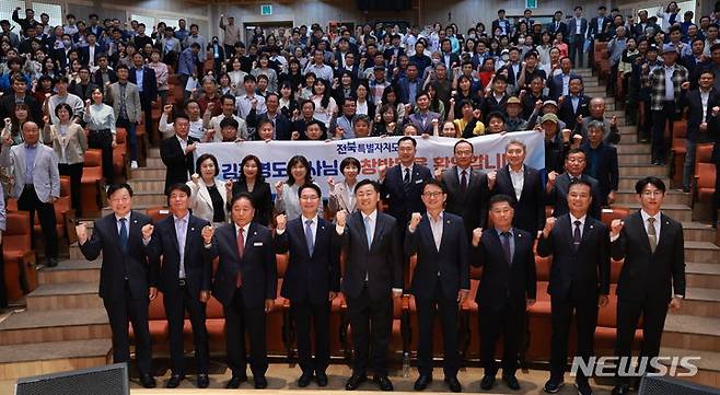 13일 전북특별자치도 김관영 도지사가 고창군을 방문 '민생으로 한 걸음, 행복으로 만 걸음'이란 주제로 군민들과 소통의 시간을 가졌다. 김관영 도지사(앞 왼쪽 다섯번째)와 심덕섭 군수(앞 왼쪽 네번째), 김성수 도의원(앞 왼쪽 여섯번째), 임정호 군의장(앞 왼쪽 세번째) 및 군의원들이 군민들과 함께 기념사진을 찍고 있다.  *재판매 및 DB 금지