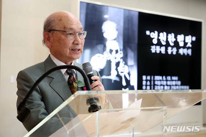 [서울=뉴시스] 박진희 기자 = 연극배우 고 김동원 흉상 제막식이 열린 13일 서울 중구 국립극장 해올름극장에서 고인의 장남 김덕환이 인사말을 하고 있다.  2024.05.13. pak7130@newsis.com