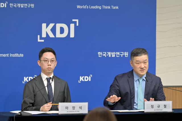 정규철(오른쪽) 한국개발연구원(KDI) 경제전망실장이 13일 기획재정부 청사에서 현안분석 보고서에 대해 설명하고 있다. 사진제공=KDI