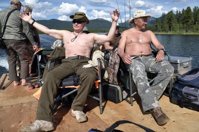 세르게이 쇼이구(오른쪽) 전 국방장관은 블라미디르 푸틴(왼쪽) 러시아 대통령과 함께 휴가를 보낼 정도로 가까운 사이였지만 이번 개각을 통해 군 지휘 라인에서 배제됐다. 2017년 8월 두 사람이 시베리아 남부 투바 지역에서 함께 휴가를 보내는 모습/AFP연합뉴스