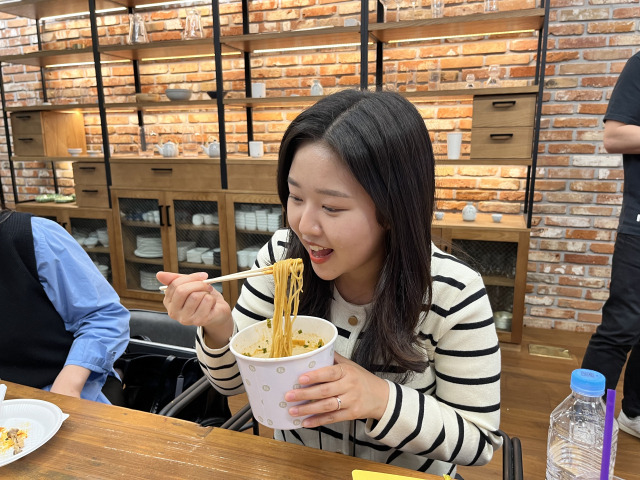 MD서포터즈들이 9일 서울 강남구 GS리테일 본사에서 열린 품평회에 참석해 개발 단계의 신상품을 시식하고 있다. 사진 제공=GS리테일