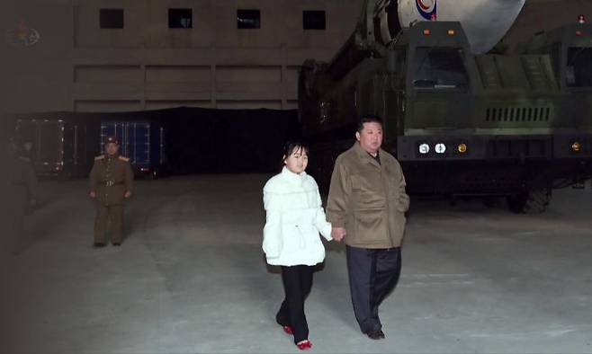 김정은 북한 노동당 총비서의 딸 주애가 처음 등장한 것은 2022년 11월 18일 화성-17 시험 발사 현장이다. [동아DB]