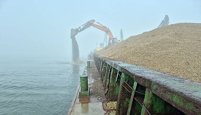 태안군 근소만 소원해역 어장에서 진행된 '청정어장 재생 사업' 모래 살포 모습 ⓒ태안군 제공