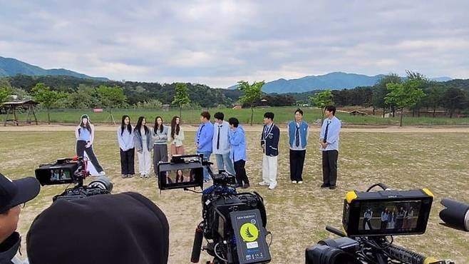 그룹 뉴진스의 KBS2 예능 ‘1박 2일’ 촬영 모습. 온라인 커뮤니티