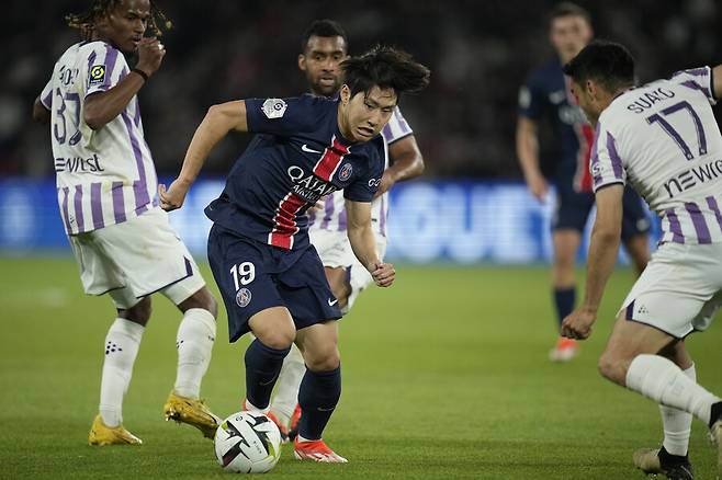 ▲ 음바페는 3일 오전 4시(한국시간) 프랑스 파리에 위치한 파르크 데 프랭스에서 열리는 2023-24시즌 프랑스 리그앙 33라운드에서 툴루즈전에서 캡틴 완장을 두르고 툴루르전에 뛰었다. 선발로 출전한 이강인과 웃으며 터널에 지나가는 장면이 중계 화면을 통해 전달됐다. 파리 생제르맹은 음바페를 포함해 이강인, 바르콜라, 아센시오, 솔레르, 우가르테, 무키엘레, 다닐루, 슈크리니아르, 자구에, 테나스가 선발 베스트로 출격했다. 이강인은 하프 스페이스 침투 혹은 오른쪽 측면으로 파고 들면서 파리 생제르맹 공격을 도왔다. 후반전엔 아센시오에게 매서운 크로스를 전달했지만 전방에서 결정력이 떨어져 공격 포인트를 쌓지 못했다. 루이스 엔리케 감독은 후반 18분 우스망 뎀벨레와 이강인을 교체해 그라운드에 변화를 줬다. 음바페는 풀타임으로 활약하며 득점포를 조준했다 ⓒ연합뉴스/AFP