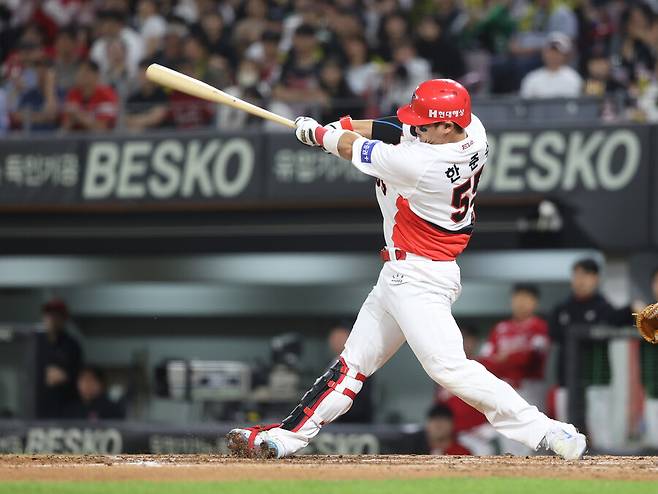 ▲ 전체적인 타격폼과 힘을 모으는 과정에서 대선배 최형우와 흡사한 느낌을 준다는 한준수는 올해 공수 모두에서 스텝업한 모습으로 기대를 모으고 있다 ⓒKIA타이거즈