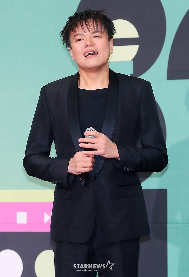 프로듀서 박진영이 23일 오후 서울 영등포구 여의도동 KBS 신관홀에서 진행된 '2023 KBS 연예대상' 레드카펫에 참석해 포즈를 취하고 있다. 2023.12.23 /사진=김창현