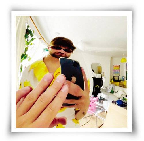 볼록거울에 손가락을 대고 사진을 찍는 거울 셀카. [인스타그램 eol.essenceoflove 계정 캡처]