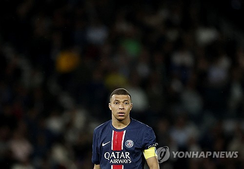 올 시즌을 끝으로 파리 생제르맹(PSG)을 떠나는 킬리안 음바페의 곁에는 이강인이 있었다. 음바페와 이강인이 리그 트로피를 함께 들고 찐친 케미를 드러냈다. 이강인은 13일 프랑스 파리에 위치한 파르크 데 프랭스에서 열린 툴루즈와의 2023-24시즌 리그1 33라운드 홈 경기에서 선발 출전해 음바페와 62분간 호흡을 맞췄다. PSG는 음바페의 선제골에도 3골을 내리 실점하며 1-3으로 졌다. 경기 후 트로피 세리머니를 진행할 때 음바페와 이강인과 나란히 앉아 즐겁게 대화를 나누는 장면이 포착됐다. 자리를 잡을 때는 이강인이 음바페의 엉덩이를 발로 걷어차는 등 장난을 치기도 했다. 연합뉴스