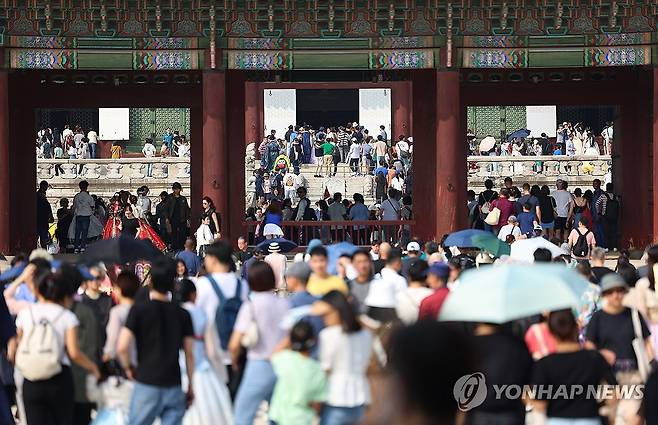 경복궁을 찾은 관람객 모습  [연합뉴스 자료사진]