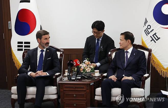 슬로바키아 외교부 장관과 면담하는 김영호 장관 (서울=연합뉴스) 최재구 기자 = 김영호 통일부 장관이 13일 종로구 정부서울청사에서 슬로바키아 유라이 블라나르 외교부 장관과 면담하고 있다. 2024.5.13 jjaeck9@yna.co.kr