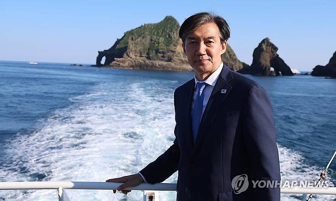 독도 방문한 조국 대표 (서울=연합뉴스) 조국혁신당 조국 대표가 13일 경북 울릉군 독도를 방문하고 있다. 2024.5.13 [조국혁신당 제공. 재판매 및 DB 금지] photo@yna.co.kr