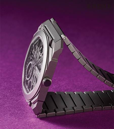 시계의 두께가 보이도록 촬영한 모습. 케이스와 브레이슬릿의 두께 차이가 얼마 안 나는 걸 확인할 수 있다.