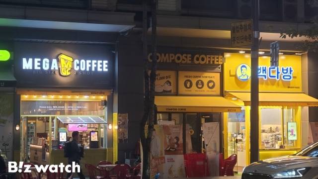 메가커피, 컴포즈커피, 빽다방 등 저가커피 매장이 붙어있다. / 사진=김지우 기자@