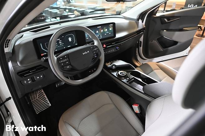 '더 뉴 EV6' 1열. EV6는 외장 총 8종, 내장 총 4종의 색상 선택지를 제공한다./사진=이명근 기자 qwe123@