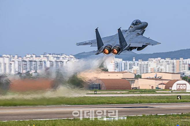 적 대규모 공중항체 침투대응 합동훈련에서 F-15K가 훈련을 위해 이륙하고 있다. (사진=공군)