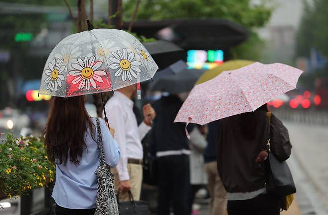 지난 7일 출근하는 시민들이 서울 광화문 사거리를 지나고 있다. (사진=연합뉴스)