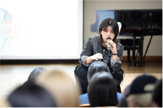 모교인 성신여대 무용예술학과 겸임교원으로 강단에 선 국내 대표 댄서, 아이키가 5월13일 2024학년도 신입생 대상의 진로탐색 특강을 진행 중인 모습. (사진 제공=성신여대)