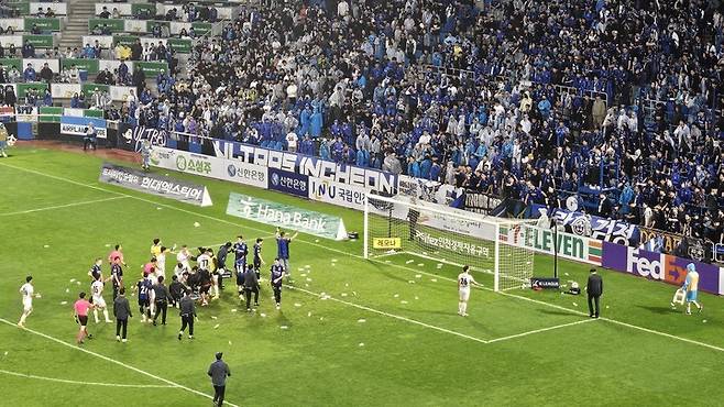 인천 서포터즈가 그라운드에 물병을 투척하고 있다, 연합뉴스
