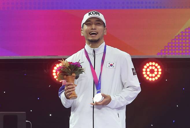 아시안게임 브레이킹에서 준우승한 김홍열이 은메달을 목에 걸었다, 연합뉴스