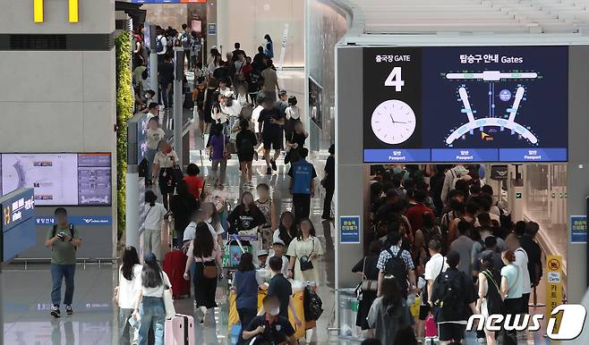 인천국제공항을 통해 해외로 떠나는 사람들로 출국장이 붐비고 있다. 2023.7.30/뉴스1 ⓒ News1