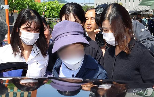 통장잔고증명서 위조 등의 혐의를 받고 있는 윤석열 대통령의 장모 최은순 씨가 14일 서울 송파구 서울동부구치소에서 가석방되고 있다. (공동 취재) 2024.5.14/뉴스1