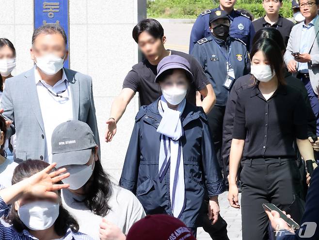 통장잔고증명서 위조 등의 혐의를 받고 있는 윤석열 대통령의 장모 최은순 씨가 14일 서울 송파구 서울동부구치소에서 가석방되고 있다.  (공동 취재) 2024.5.14/뉴스1 ⓒ News1 신웅수 기자