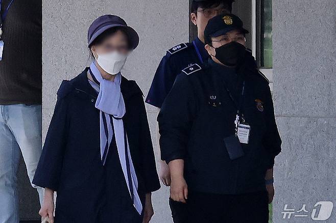 통장잔고증명서 위조 등의 혐의를 받고 있는 윤석열 대통령의 장모 최은순 씨가 14일 서울 송파구 서울동부구치소에서 가석방되고 있다.  (공동 취재) 2024.5.14/뉴스1 ⓒ News1 신웅수 기자