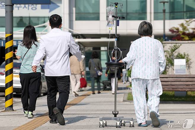 9일 서울의 한 대학병원에서 환자와 의료진이 오가고 있다. 의료계에 따르면 19개 대학이 참여하는 전국 의대교수 비상대책위원회(전의비)는 10일 전국적인 휴진에 들어갈 예정이다. 2024.5.9/뉴스1 ⓒ News1 민경석 기자