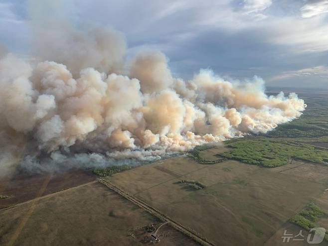 10일(현지시간) 캐나다 앨버타주 티피 크릭의 동쪽 그란데 대초원에서 산불이 발생해 연기가 치솟고 있다. 2024.05.10/ ⓒ AFP=뉴스1 ⓒ News1 권진영 기자