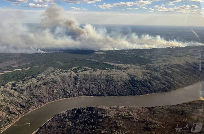 11일(현지시간) 캐나다 앨버타 지역의 들판이 산불로 인한 연기로 뒤덮여 있다. ⓒ AFP=뉴스1 ⓒ News1 박형기 기자