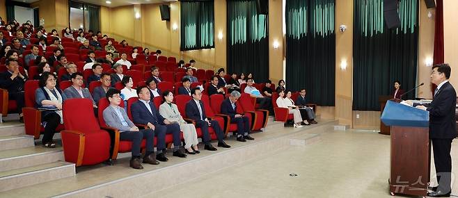 충북도교육청은 14일 '서로 신뢰하고 존중하는 학교문화 조성'을 주제로 공감 동행 교육 콘서트를 열었다.(충북교육청 제공)/뉴스1