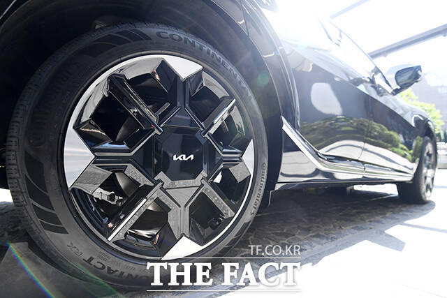 13일 서울 강남구 기아360에 마련된 전시장에서 기아 전동화 스포츠유틸리티차량(SUV) 'EV6'의 상품성 개선 모델 '더 뉴 EV6'가 공개됐다. 더 뉴 EV6는 19인치 신형 휠이 적용된다. /서예원 기자
