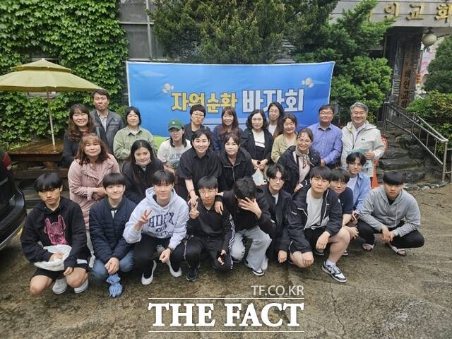 인천 계산고등학교 교육 가족들이 '페지 줍는 어르신'을 돕기 위해 작하소비 바자회에 참여한 뒤 기뻐하고 있다./계산고 총동문회