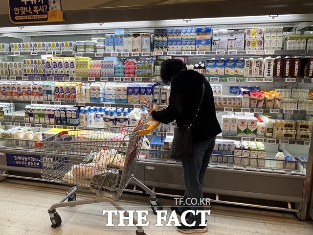 14일 오전 서울 은평구의 한 대형마트를 찾은 소비자가 우유 진열대 앞에서 한참을 서서 상품을 고르고 있다. 한국소비자원에 따르면 우유 가격은 전월 대비 10.5% 상승했다. /황지향 기자